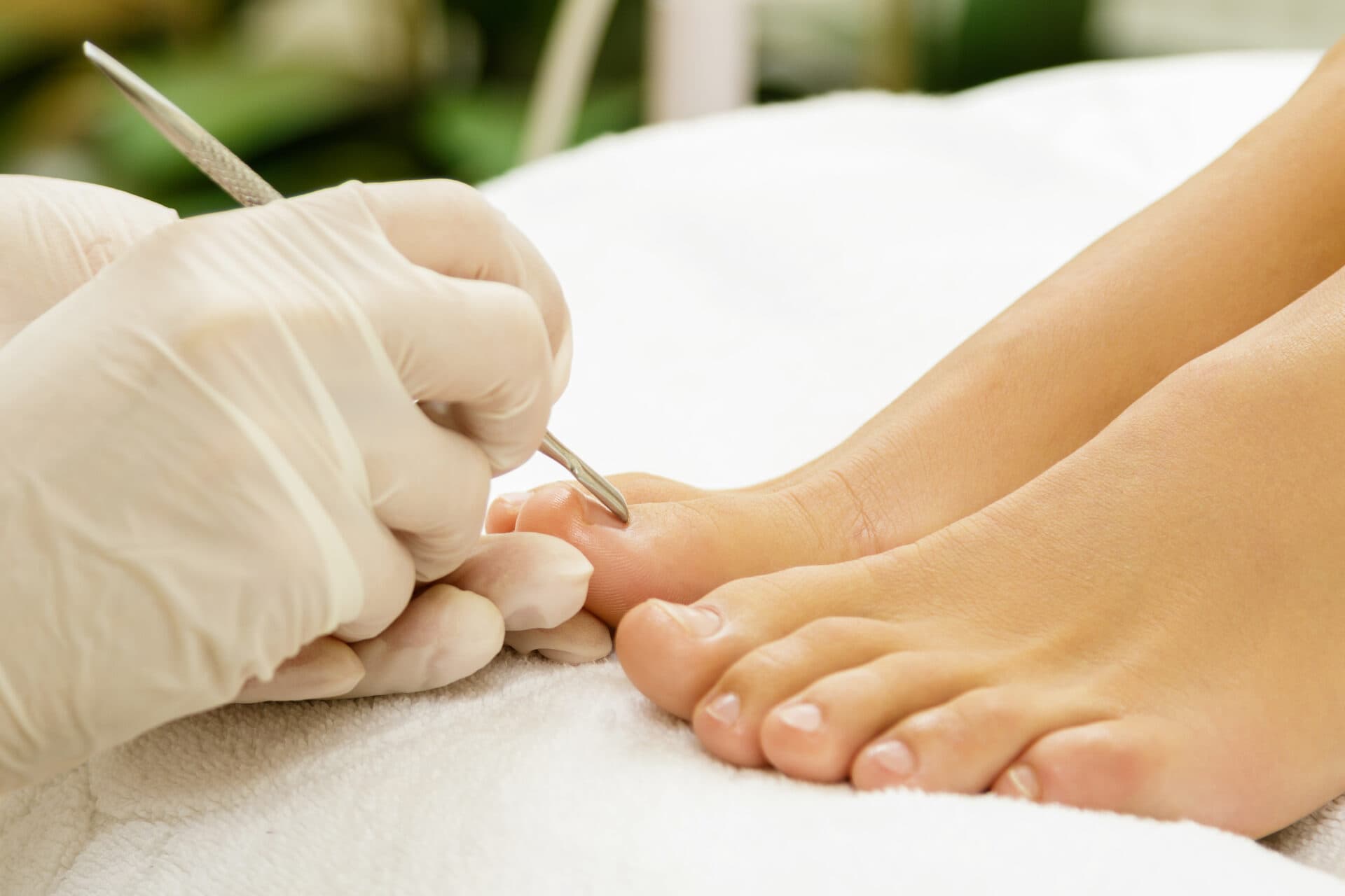 Medisch pedicure behandelt de nagels van een klant