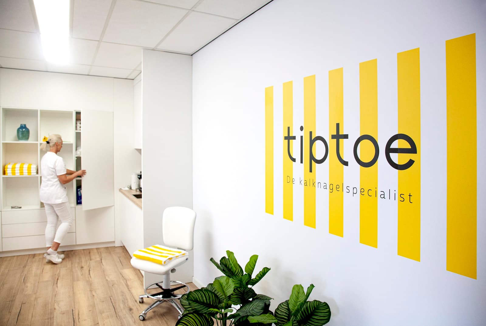 Specialist behandelt een kalknagel in de tiptoe kliniek in De Lier - Westland