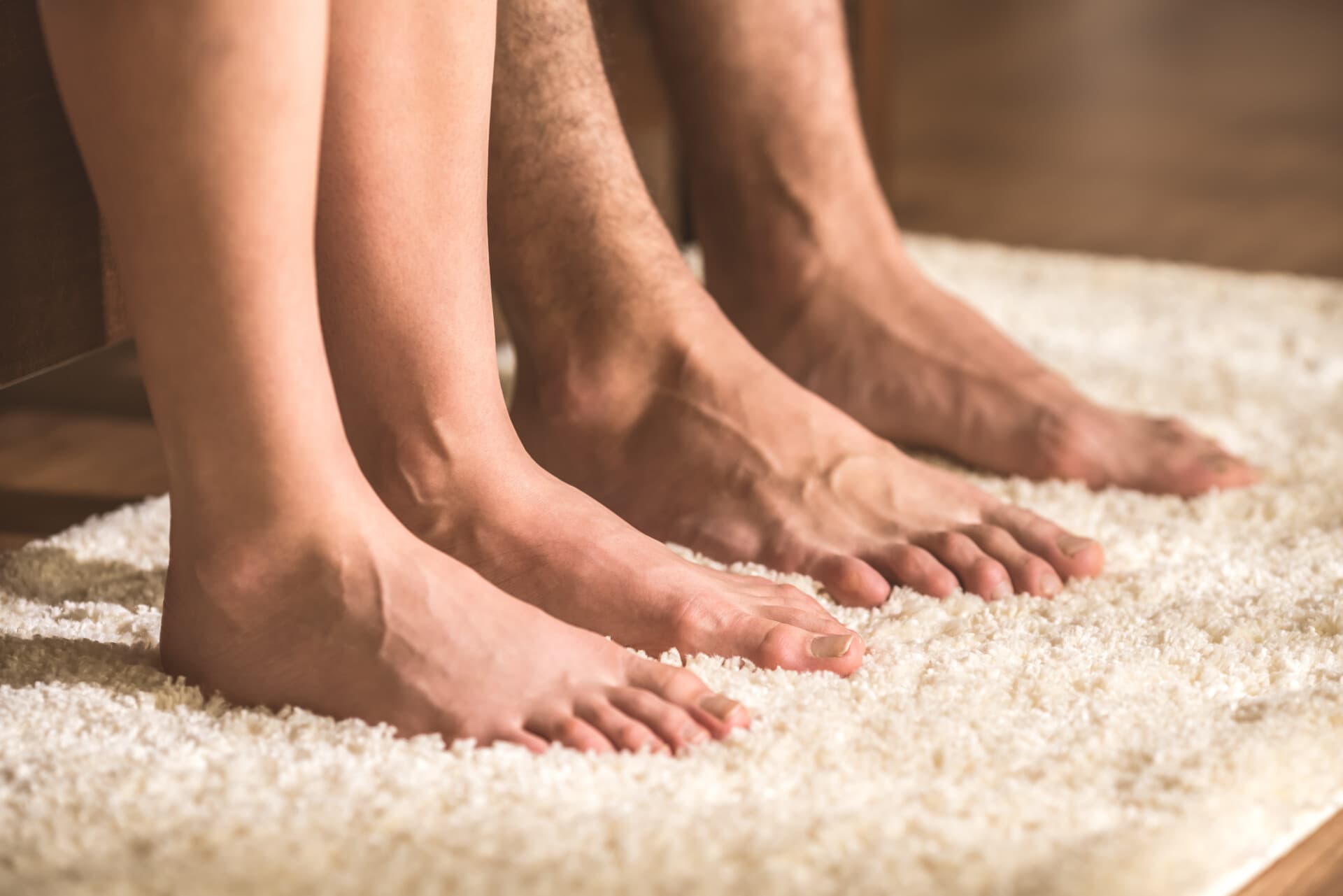 Schone blote voeten op een vloerkleed