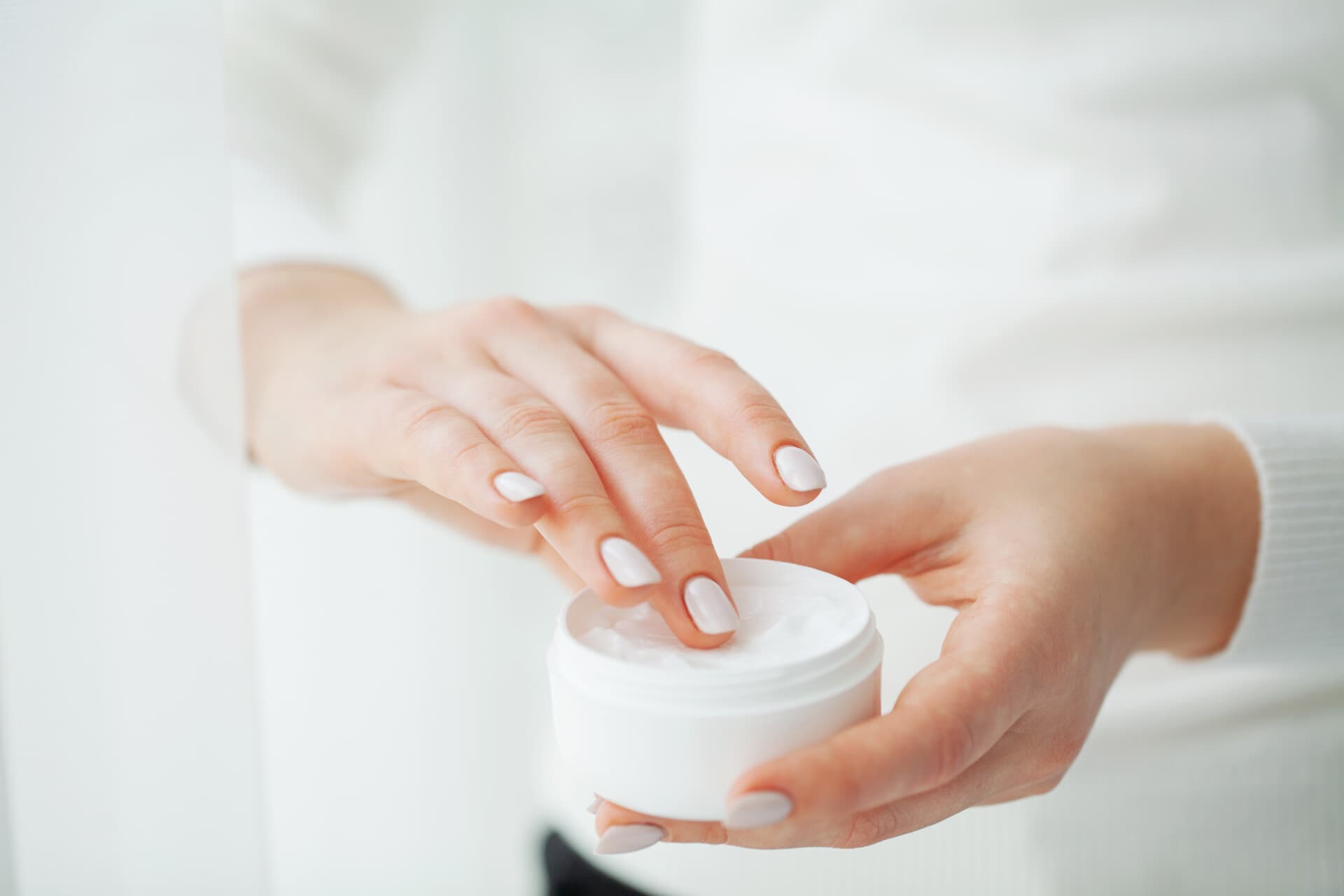 Mentholzalf op een lepel — Vicks VapoRub als vermeend middel tegen kalknagels