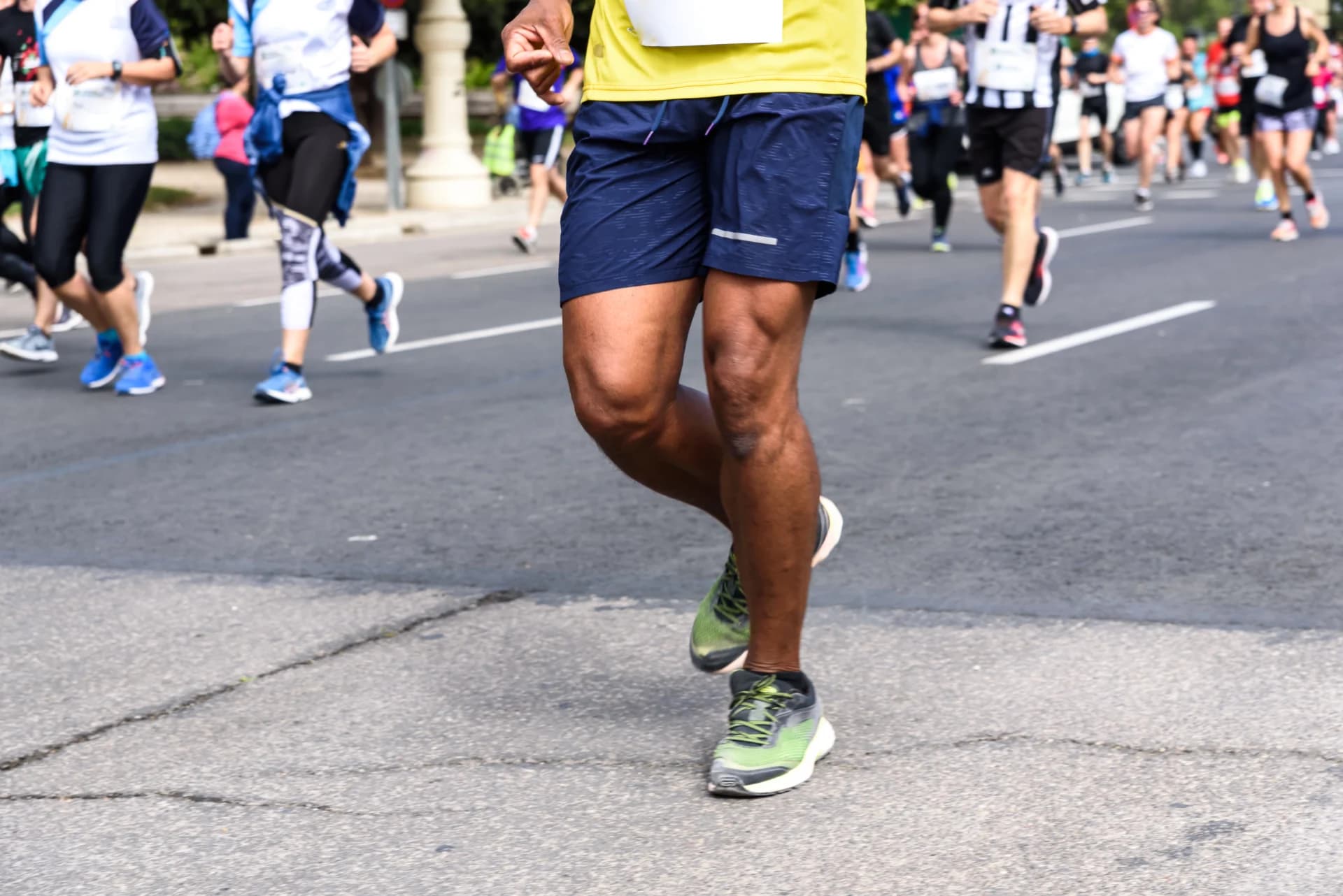 Voeten van een hardloper in hardloopschoenen — verhoogd risico op kalknagels