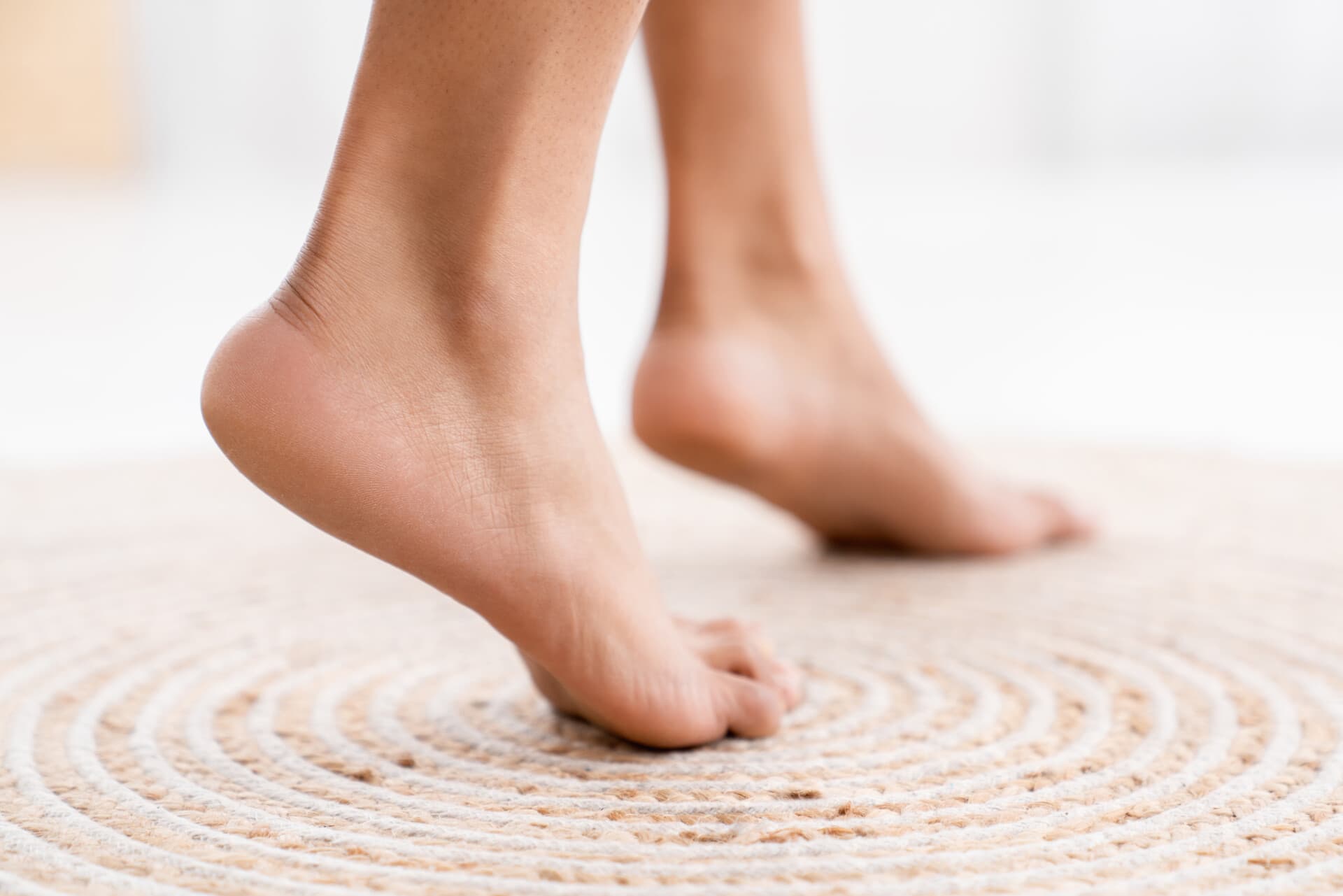 Close-up van verzorgde, blote vrouwenvoeten met gezonde, schimmelvrije teennagels